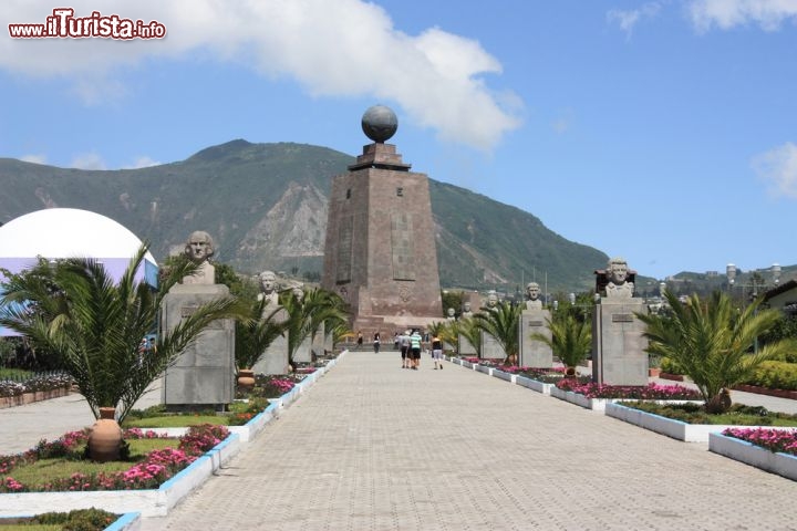 Immagine A Mitad del Mundo, città ecuadoriana a nord di Quito, si può visitare il Muséo Etnografico. Nella foto il monumento alto 30 metri costruito tra il 1979 e l'82, in memoria della prima missione geodetica compiuta dall'Accademia Francese delle Scienze. Una versione più vecchia è stata trasferita a Calacalì, piccolo paese a 7 km da qui - © NicVW / Shutterstock.com