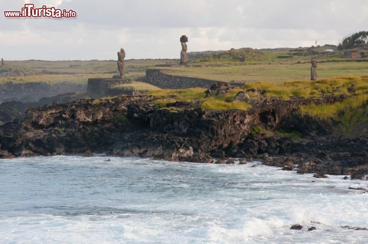 Immagine Moai sulla costa di Rapa Nui sull'Isola di Pasqua (Cile= - © Alberto Loyo / Shutterstock.com