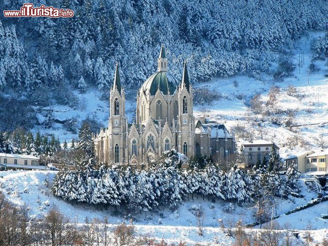 Immagine La basilica minore di Castelpetroso, il Santuario di Maria Santissima Addolorata una delle costruzioni simbolo della provincia di Isernia - © Di Fabio Pitisci - CC BY 4.0 - Wikipedia 