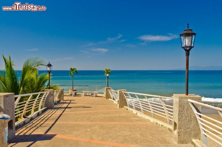 Immagine Malecòn a Puerto Vallarta: una passeggiata sul lungomare di questa cittadina dello Stato di Jalisco è un classico di ogni vacanza che si rispetti tra un bagno nell'oceano e lo shopping nei negozi del centro - © karamysh / Shutterstock.com