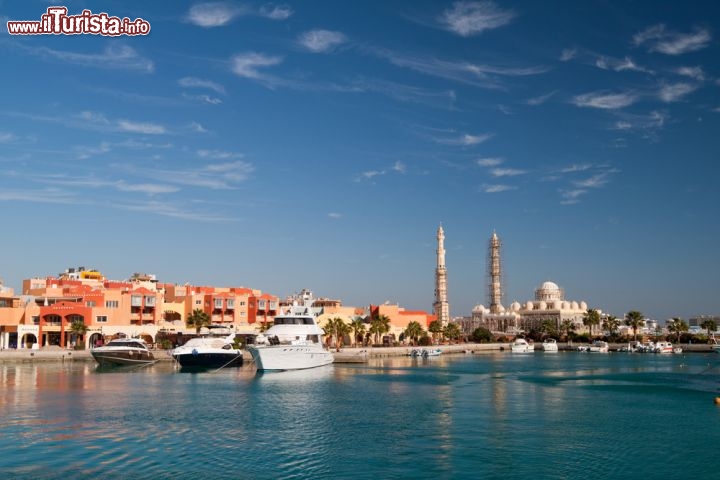 Immagine Molo della Marina di Hurghada, sul Mar Rosso. Da qui partono numerose escursioni per fare immersioni o snorkeling nelle isole al largo, ricche di spettacolari barriere coralline - © SVPhilon / Shutterstock.com