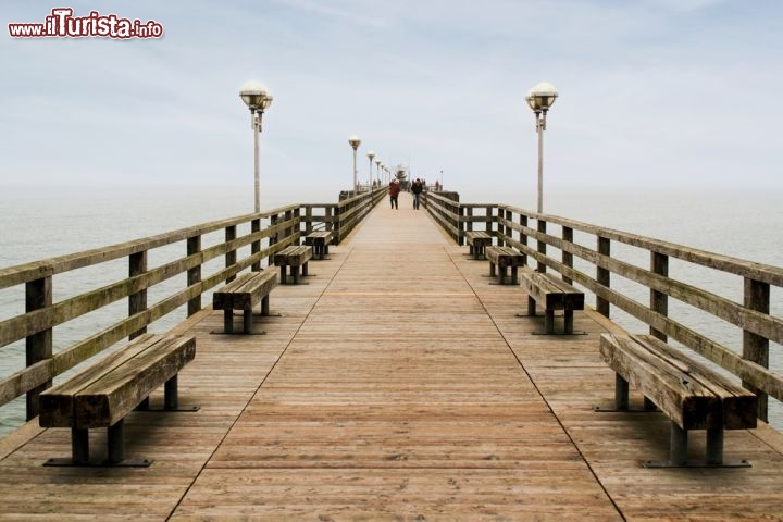 Immagine Molo di Graal Muritz, la località marina sulla costa della Germania che s'affaccia sul Baltico - © ArTono / Shutterstock.com