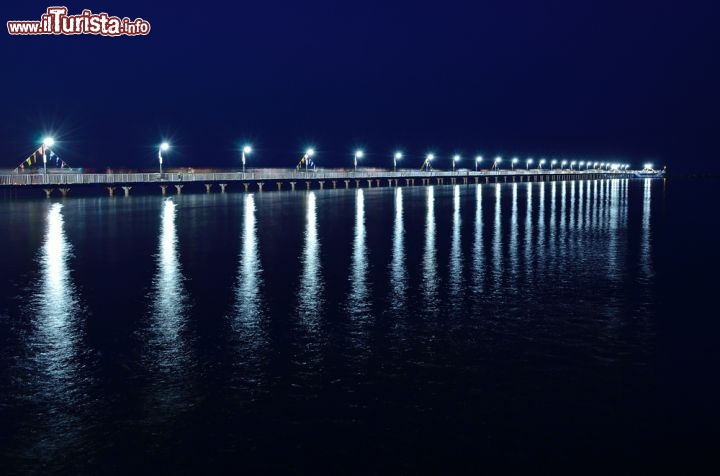 Immagine Molo di Mamaia fotografato di notte. Siamo nella località di Costanza, in Romania lungo le coste del Mar Nero - © Tatiana Volgutova / Shutterstock.com