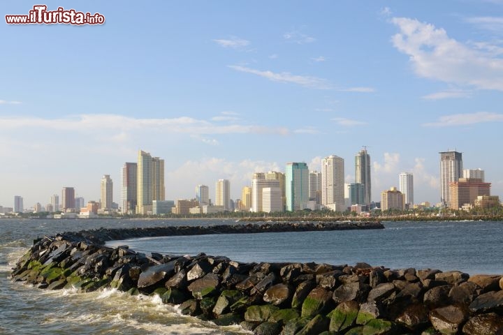 Immagine Molo e skyline di Manila, la sterminata capitale delle Filippine - © Jomar Aplaon / Shutterstock.com