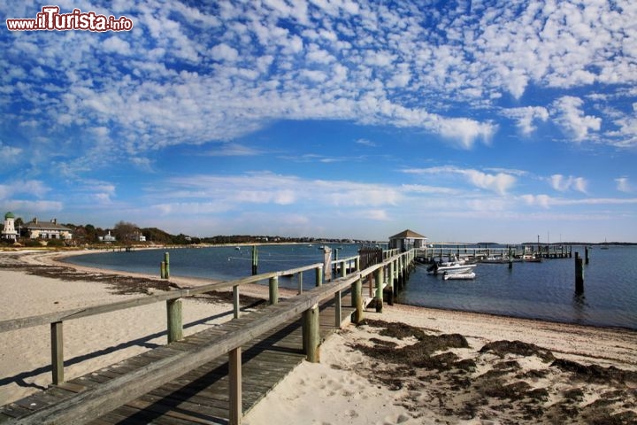 Immagine Molo e splendida spiaggia Hyannis, penisola di Cape Cod, sulla east cost degli USA - © Doug Lemke / Shutterstock.com