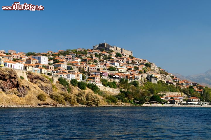 Immagine Il villaggio di Molyvos visto dal mare, durante una escursione in barca. Questo villaggio si trova sull'isola di Lesbo (Lesvos), sulla sua costa nord. Ci troviamo nelle Isole Egee Settentrionali in Grecia, ma a pochissimi chilometri dalle coste della Turichia - © Royster / Shutterstock.com