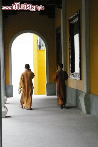 Immagine Monaci buddisti a Lingyinsi il tempio di Hangzhou in Cina