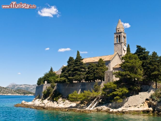 Immagine Un Monastero Cattolico a Lopud in Croazia (Dalmazia). Nella foto la chiesa di Santa Maria della Spilica. Erano oltre trenta, nel 17° secolo, i monasteri nell'isola di lopud - © OPIS Zagreb/ Shutterstock.com