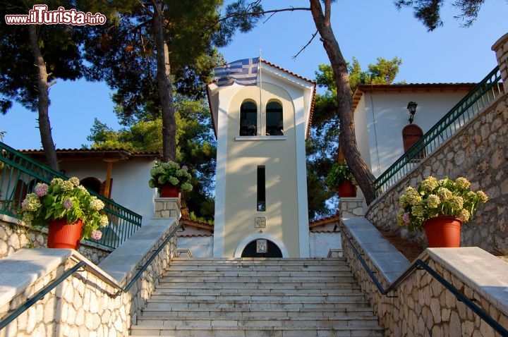 Immagine Il Monastero di Faneromeni a Lefkada, Grecia - Sul colle che si trova a ovest della città, e da cui si gode una magnifica vista verso Ghira e Kastro, sorge il monastero di Faneromeni che vanta una storia secolare. E' uno dei luoghi religiosi più importanti dell'isola: la tradizione vuole che nuel luogo esatto in cui è stato edificato esistesse in antichità il tempio in marmo dedicato alla dea Artemide. I discepoli dell'apostolo Paolo radunarono gli abitanti dell'isola per predicare il cristianesimo creando la prima chiesa mentre uno di loro venne ordinato vescovo di Lefkada e fondò il monastero © xtrekx / Shutterstock.com