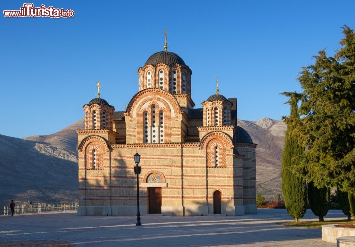 Immagine Monastero Gracanica di Trebinje, Bosnia Erzegovina - Situato sulle alture della collina di Crkvina, ben visibile da tutta la città di Trebinje, questo edificio religioso è uno dei più suggestivi luoghi di culto della Bosnia Erzegovina orientale. In questo angolo della città è ospitata non solo la chiesa di Nostra Signora, con la bella torre campanaria, ma anche una biblioteca, un anfiteatro, fontane e giardini estivi © Olga Ilinich / Shutterstock.com