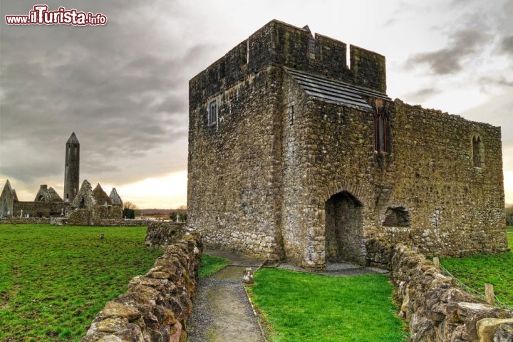 Immagine Monastero di Kilmacduagh, nei pressi di Burren in Irlanda - © Patryk Kosmider / Shutterstock.com