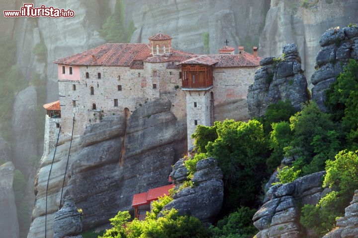 Immagine Il monastero di Roussanou, Meteora - Uno dei due più piccoli monasteri fra quelli aperti al pubblico (l'altro è quello di San Nicola), Roussanou o di Santa Barbara, è abbarbicato sulla sommità di una falesia di cui sembra essere la propoggine finale: la sapiente architettura con cui i monaci lo costruirono ne ha permesso la perfetta simbiosi con la natura circostante. Seppure di dimensioni più ridotte rispetto agli altri, questo monastero merita una visita per il panorama suggestivo che lo circonda e per la particolare aura di misticismo che diffonde © Mikadun / Shutterstock.com