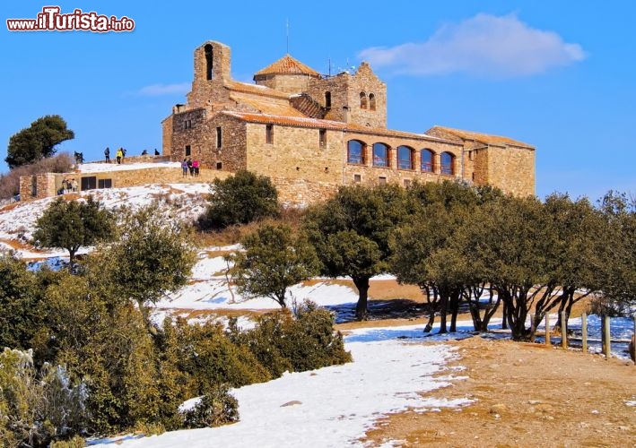 Immagine Monastero di San Lorenzo del Monte, uno dei santuari più famosi della Catalogna si trova poco distante da Terrassa, in Spagna - © Karol Kozlowski / Shutterstock.com