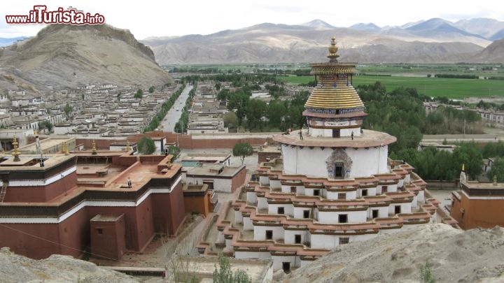Immagine Monastero Tibetano a Lhasa, la capitale del Tibet, la regione nel cuore dell'Himalaya in Cina - © Kim Briers / Shutterstock.com