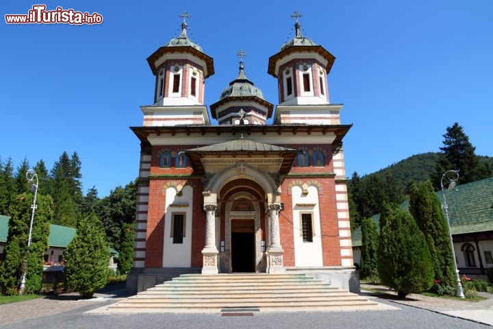 Immagine Il Monastero di Sinaia è un'altra attrazione della Valle della Prahova e della  regione Muntenia in Romania - © Tupungato / Shutterstock.com