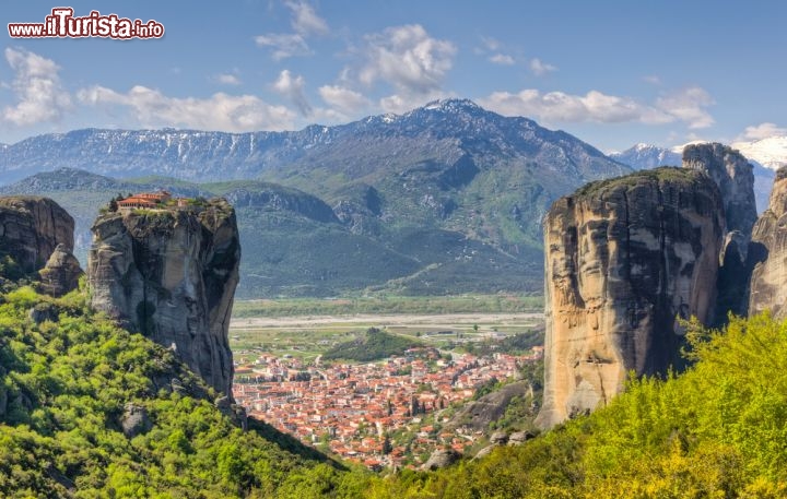 Immagine Il monastero di Aghia Triada, Tessaglia - Costruito fra il XIV e il XV secolo su un pinnacolo roccioso alto oltre 400 metri, questo monastero ortodosso della Grecia orientale è il più antico fra i 24 delle Meteore. Il complesso religioso ha una piccola chiesa a pianta crociforme; la cappella di San Giovanni Battista, scavata nella roccia, ospita gli affreschi del XVII secolo. Riccamente addobbato con decorazioni e manoscritti preziosi, questo luogo di culto venne razziato durante la Seconda Guerra Mondiale e privato di tutti i suoi tesori. Patrimonio dell'Umanità dell'Unesco, Aghia Triada nel 1981 ha ospitato il film di James Bond "Solo per i tuoi occhi" © Lefteris Papaulakis / Shutterstock.com