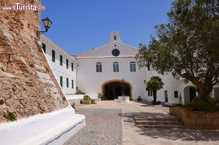 Immagine Il Monastero "Virgen del Toro" di Minorca (Baleari, Spagna) sorge sulla cima del Monte Toro, che con i suoi 358 metri è il più alto dell'isola e regala panorami magnifici. Costruito nel 1670 su i resti di un'antica chiesa gotica, il santuario custodisce un'antica immagine della "Virgen del Toro" incisa su legno - © Pawel Kazmierczak / Shutterstock.com