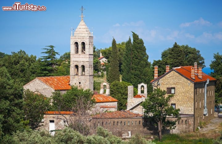 Immagine Il monastero ortodosso di Rezevici si trova vicino a Petrovac, lungo le coste adriatiche nel Montenegro  - © Eugene Sergeev / Shutterstock.com