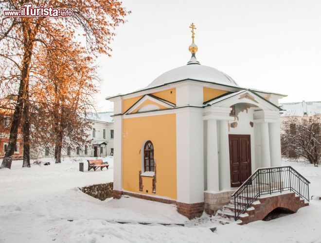 Immagine Monastero di Spaso Preobrazhensky a Yaroslavl, Russia  - Fondato nel 1498 dal principe Dmitry Fiodorovitch Vorotynsky, nel 1763 l'edificio religioso contava strutture in pietra e altre in legno. Le decorazioni delle facciate sono piuttosto semplici con esempi di architettura a tenda © ANASTASIYA GALKINA / Shutterstock.com