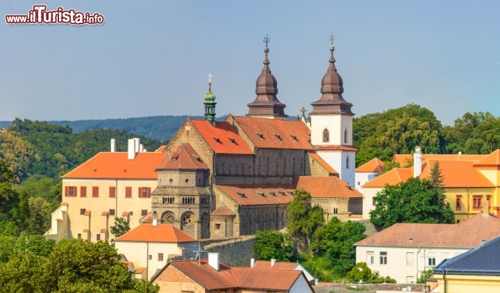 Immagine Monastero e Basilica di San Procopio a Trebic, Repubblica Ceca. Sono fra i simboli di questa graziosa cittadina dove dal Medioevo al XX° secolo ebrei e cristiani sono stati protagonisti di una pacifica convivenza come testimoniato dalla presenza di edifici religiosi delle due fedi - © Bertl123 / Shutterstock.com