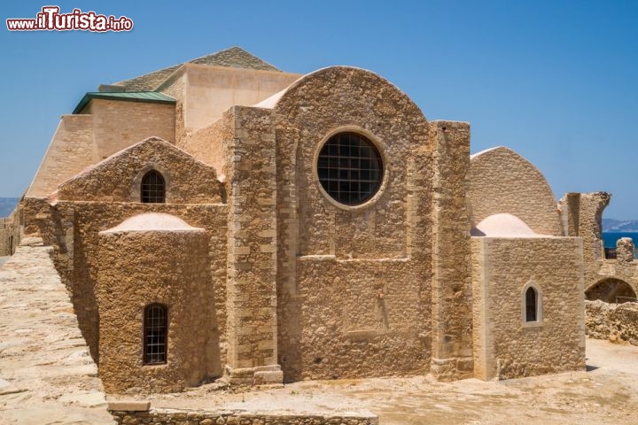 Immagine Monastero di San Pietro e Paolo a Heraklion, Creta - Il suggestivo monastero costruito in mattoni ocra e dedicato ai santi Pietro e Paolo con il Mar Mediterraneo sullo sfondo © Ralf Siemieniec / Shutterstock.com Ralf Siemieniec