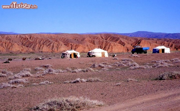 Immagine Mongolia tende tipiche gher e sfondo di calanchi - Foto di Giulio Badini / I Viaggi di Maurizio Levi