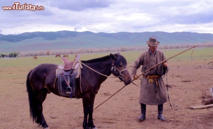 Immagine Mongolia uomo con cavallo - Foto di Giulio Badini / I Viaggi di Maurizio Levi