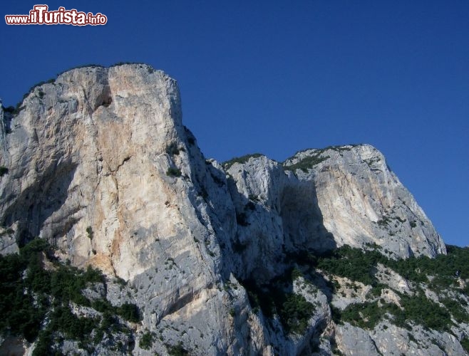 Immagine Le imponenti montagne calcareee dell'Ogliastra, lungo la costa est della Sardegna - © Monica Mereu