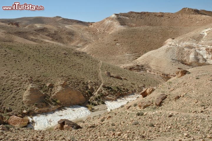 Immagine Montagne e deserto vicino a Tamerza in Tunisia. Siamo praticamente sul confine settentrionale del deserto del Sahara - © Jakez / Shutterstock.com