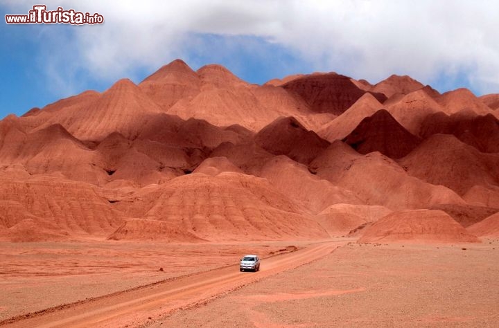 Immagine Montagne nel nord Argentina: il Deserto Rosso con le rocce incredibilmente colorate - Foto di Giulio Badini I Viaggi di Maurizio Levi www.deserti-viaggilevi.it