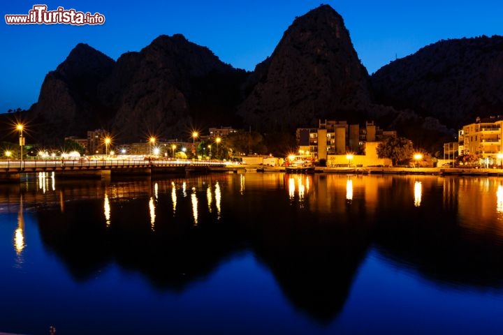 Immagine Le montagne di Omis: panorama notturno della Croazia in Dalmazia. La città si trova alla foce del fiume Cetina, mentre le montagne più elevate si trovano a sud-est della città dove si erge la grande montagna di Biokovo - © anshar / Shutterstock.com