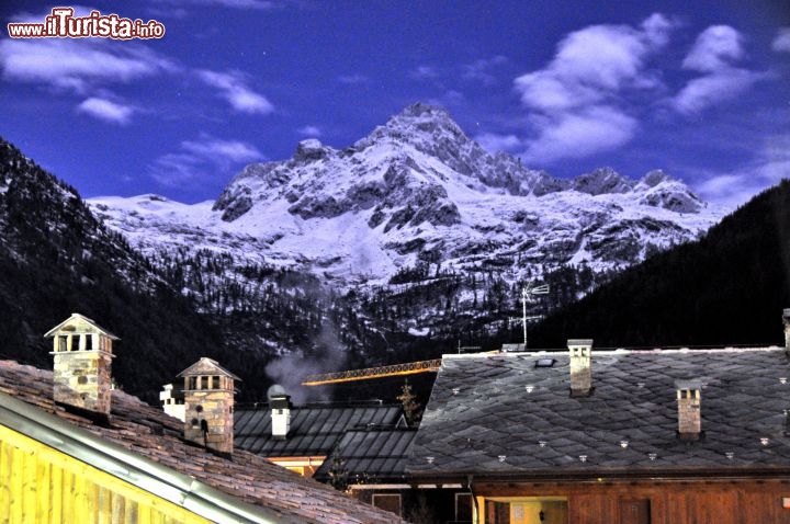 Immagine Monte Testa del Ruitor (Rutor)  fotografato dalla terrazza dell'albergo Nira Montana a La Thuile. Si tratta di una foto notturna a lunga esposizione