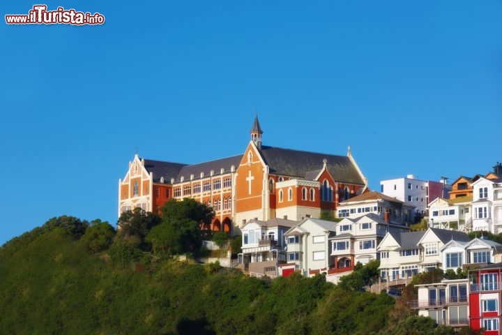 Immagine Wellington, Nuova Zelanda: la chiesa e il monastero di St. Gerard se ne stanno sul Monte Victoria, a est del centro città, con lo sguardo rivolto al mare. La chiesa venne fondata nel 1908, e fu la prima al mondo ad essere dedicata al santo italiano Gerardo Maiella (1726-1755), mentre il monastero è del 1932, costruito grazie a donazioni pubbliche. Entrambi sono stati dichiarati Monumenti Storici - © Dhoxax / Shutterstock.com