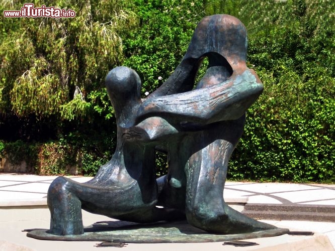 Immagine Tel Aviv, Israele: il monumento in onore degli atleti israeliani uccisi durante le Olimpiadi estive di Monaco nel 1972. Presi in ostaggio da un commando di terroristi palestinesi, gli atleti persero la vita durante un tentativo di liberazione da parte della polizia tedesca, insieme ai cinque terroristi e a un poliziotto - © Flik47 / Shutterstock.com