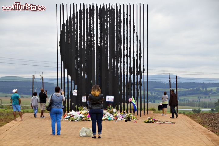 Immagine Monumento a Nelson mandela - Ci troviamo a Horwick, località vicino a Durban in Sudafrica, il luogo dove il leader politico venne arrestato. Il monumento è costituito da 50 lamine in ferro (tante quanto gli anni di distanza dal momento dell'areesto)  che viste in prospettiva rivelano l'immagine di Mandela. E' stato installato nel 2012 ed è opera di Marco Cianfanelli  - © BarryTuck / Shutterstock.com