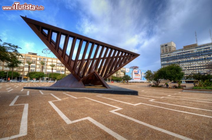 Immagine Tel Aviv, Israele: il monumento alle vittime dell'olocausto in Piazza Rabin, progettato da Yigal Tumarkin intitolato "Olocausto e Resurrezione", è un enorme triangolo in ferro e vetro che si specchia nella vasca della piazza - © SeanPavonePhoto / Shutterstock.com