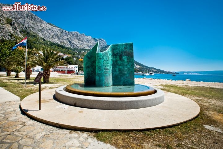 Immagine Monumento sulla spiaggia di Omis in Croazia, lungo la costa della Dalmazia a sud di Spalato - © alexdrim / Shutterstock.com