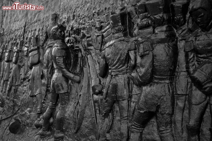 Immagine Particolare del monumento nella Pampa di La Quinua, Perù - A circa un'ora a nord della città di Ayacucho si tova il luogo dove si svolse la battaglia finale tra l'esercito indipendentista peruviano e le truppe monarchiche filospagnole, episodio che avrebbe concesso al Perù la tanto attesa indipendenza dalla dominazione della Spagna. In occasione del centenario della liberazione, nella Pampa di La Quinua è stato eretto un obelisco (di cui si vede un particolare in questa immagine) dedicato ai combattenti per l'indipendenza © Christian Vinces / Shutterstock.com