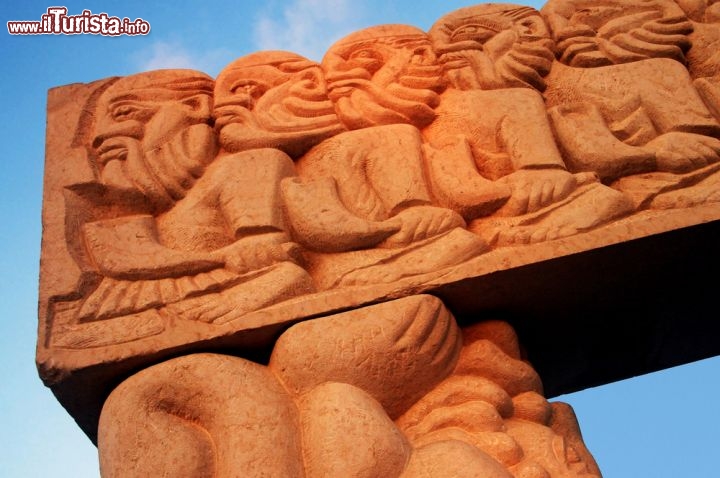 Immagine Dettaglio della Porta della Fede a Giaffa, qualche chilometro a sud di Tel Aviv (Israele). La scultura in pietra calcarea si trova su una collina nel centro della città, e rappresenta le storie bibliche che riguardano il popolo ebraico, dal sacrificio di Isacco alla conquista di Gerico da parte di Giosué, passando per il sogno di Giacobbe - © ChameleonsEye / Shutterstock.com