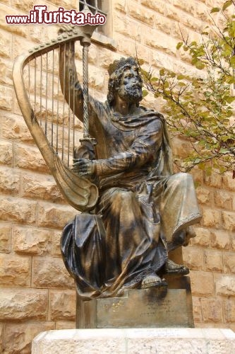 Immagine Il Monumento a Re David di Gerusalemme: Davide, nato a Betlemme nel 1040 a.C. e morto a Gerusalemme nel 970 a.C., fu il secondo re di Israele, benché fosse cresciuto facendo il pastore e dedicandosi alle arti, ad esempio a suonare l'arpa, come ricorda il monumento - © Flik47 / Shutterstock.com
