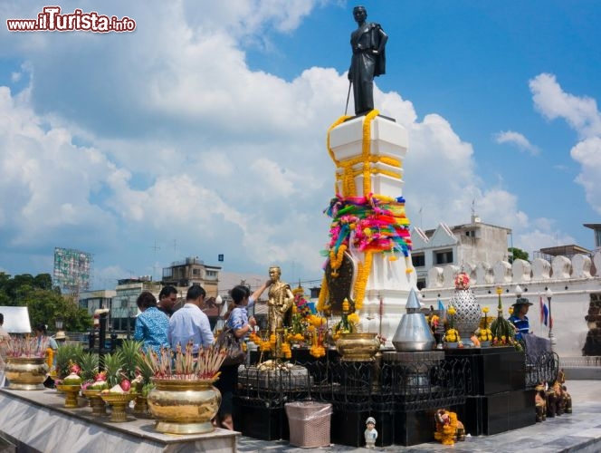 Immagine Il celebre monumento raffigurante Thao Suranaree, eroina popolare thailandese. Siamo a Nakhon Ratchasima - © Bankoo / Shutterstock.com