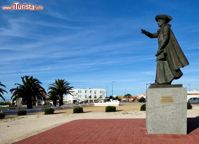 Immagine Monumento a Enrico il navigatore piazza di Sagres in Portogallo - © Andrey Lebedev / Shutterstock.com