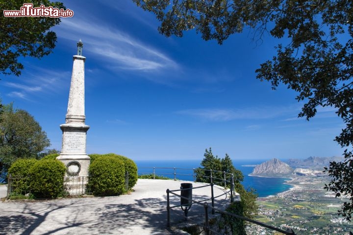 Immagine Nei pressi di Erice (Trapani, Sicilia) c'è il Giardino del Balio: nell'immagine il Monumento ai Caduti e in lontananza il panorama della costa - © Wiktor Bubniak / Shutterstock.com