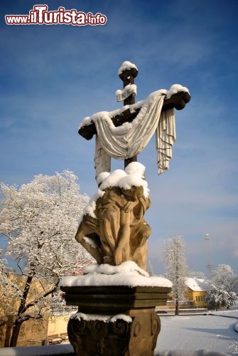 Immagine Monumento imbiancato dalla neve a Pilsen, in Boemia - © David Rafael Moulis / Shutterstock.com