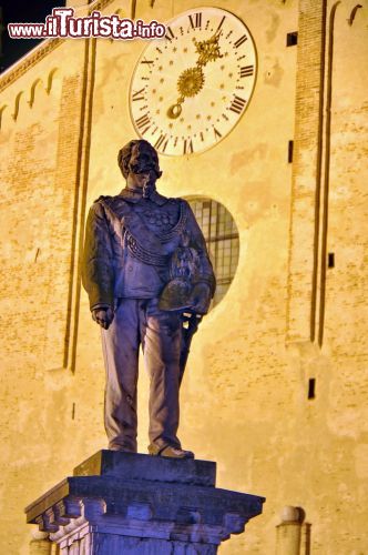 Immagine Monumento a Vittorio Emanuele II  nell'omonima piazza di Montagnana. Sullo sfondo la facciata del Duomo