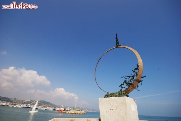 Immagine Monumento al Gabbiano di Jonathan Livngston a San Benedetto del Tronto (Marche).