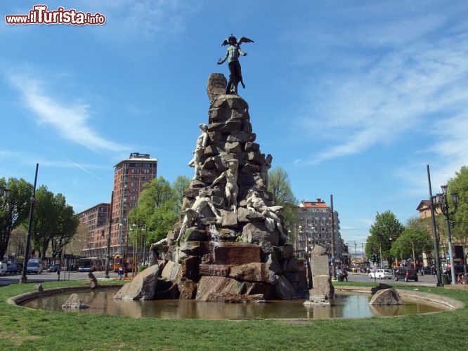 Immagine A Torino, in Piazza Statuto, sorge il Monumento al Traforo del Frejus. L'imponente scultura, che celebra l'impresa della realizzazione del tunnel, fu progettata da Marcello Panissera di Veglio e inaugurata nel 1879. La piramide di massi sormontata da un Genio alato e disseminata di Titani abbattuti simboleggia il trionfo della ragione sulla forza della natura - © Claudio Divizia / Shutterstock.com