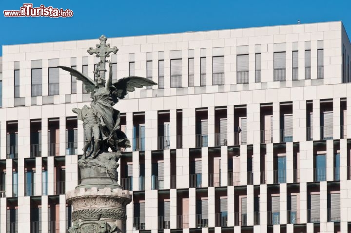 Immagine Nella Plaza de España di Saragozza si trova il Monumento ai Martiri, inaugurato nel 1904 in onore dei difensori della città che morirono durante la Guerra di Indipendenza contro la Francia. La scultura rappresenta un angelo che soccorre un martire ferito - © Anibal Trejo / Shutterstock.com