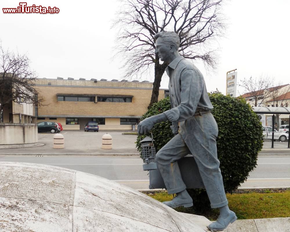 Immagine Il Monumento all'emigrante nel centro di  Sernaglia della Battaglia in Veneto - © Alice Pieri - CC BY-SA 3.0, Wikipedia