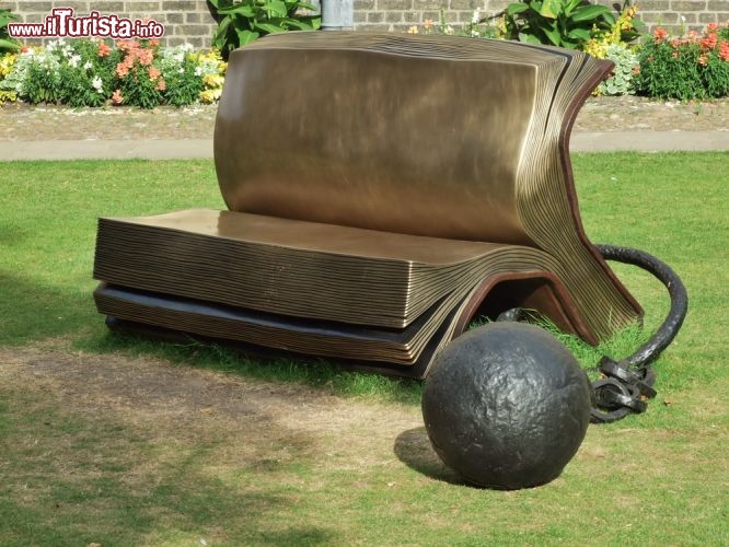 Immagine Monumento alla conoscenza dell'Università di Cambridge, Inghilterra - Non poteva che trovarsi a Cambridge, città del sapere e dell'intelletto, il "Monumento alla conoscenza" simboleggiato da un grande libro con le pagine aperte © snig / Shutterstock.com